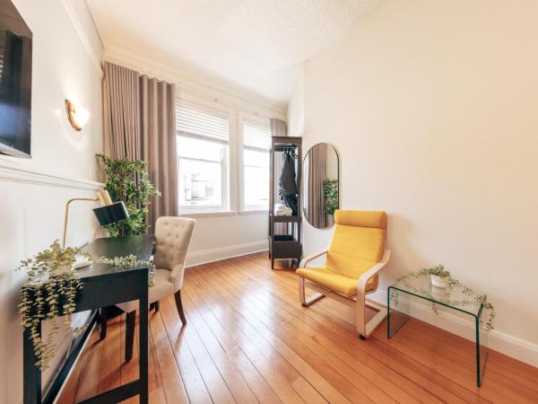 Gaslight Inn - Adults Only : photo 5 de la chambre chambre lit queen-size de luxe avec salle de bains commune