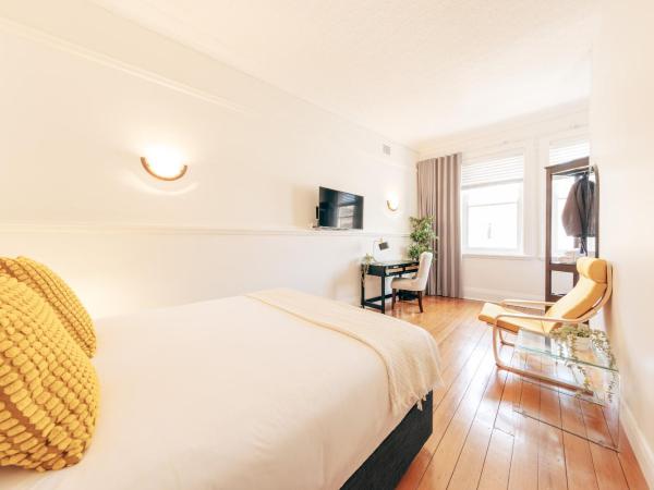 Gaslight Inn - Adults Only : photo 6 de la chambre chambre lit queen-size de luxe avec salle de bains commune