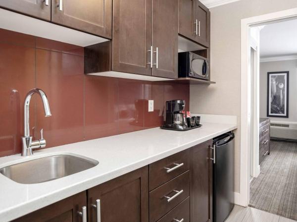 Sandman Hotel & Suites Calgary South : photo 6 de la chambre family suite, 1 king bed, 2 single beds, kitchenette