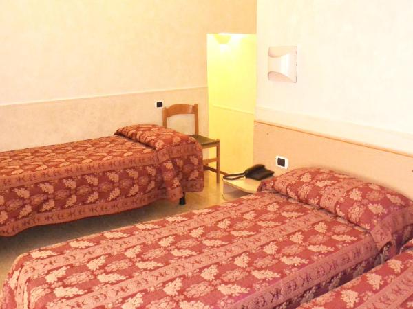 Hotel Nettuno : photo 1 de la chambre chambre triple (1 lit queen-size + 1 lit simple)