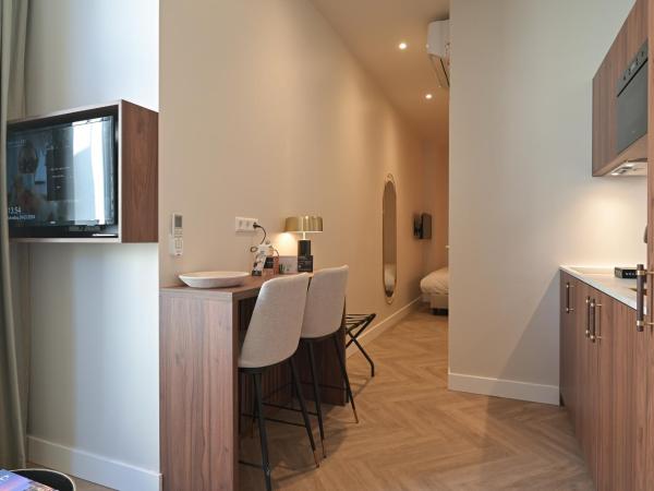 Novallure Downtown - Short Stay Apartments : photo 4 de la chambre studio avec terrasse