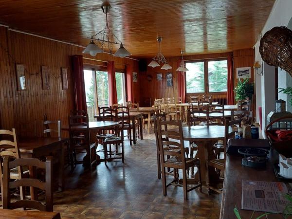 Hotel Bergerie Chatel : photo 1 de la chambre chambre quadruple avec salle de bains