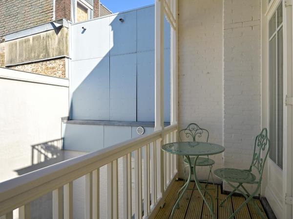 Novallure Downtown - Short Stay Apartments : photo 5 de la chambre studio avec balcon 