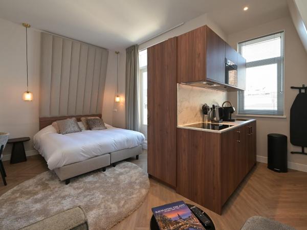 Novallure Downtown - Short Stay Apartments : photo 1 de la chambre studio avec balcon 