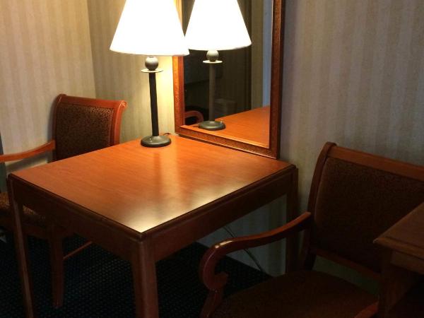 Hotel Pentagon : photo 2 de la chambre chambre lit queen-size avec 2 lits queen-size et douche accessible aux personnes à mobilité réduite