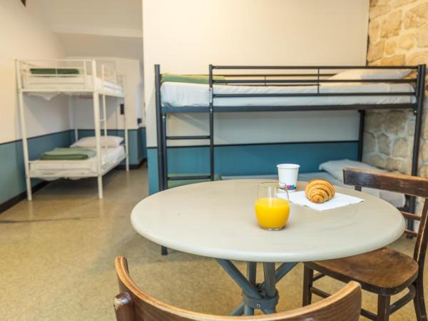 Young and Happy Latin Quarter by Hiphophostels : photo 2 de la chambre lit simple dans dortoir mixte de 6 lits avec salle de bains commune