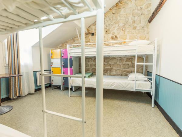 Young and Happy Latin Quarter by Hiphophostels : photo 1 de la chambre lit dans dortoir féminin de 4 lits avec salle de bains commune