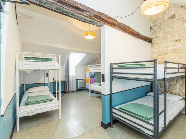 Young and Happy Latin Quarter by Hiphophostels : photo 4 de la chambre lit simple dans dortoir mixte de 6 lits avec salle de bains commune