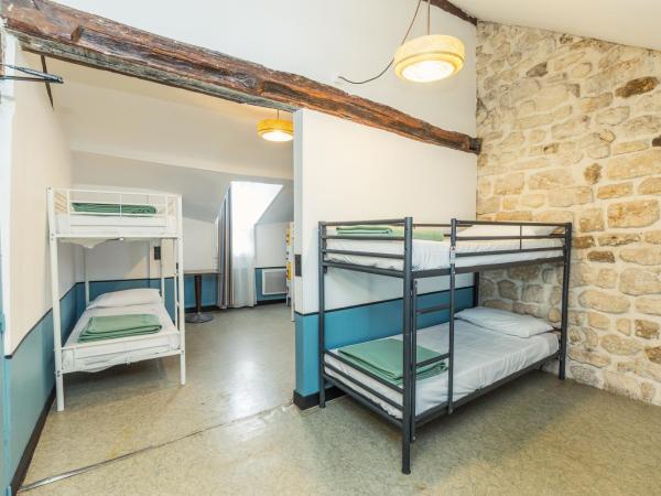 Young and Happy Latin Quarter by Hiphophostels : photo 5 de la chambre lit simple dans dortoir mixte de 6 lits avec salle de bains commune