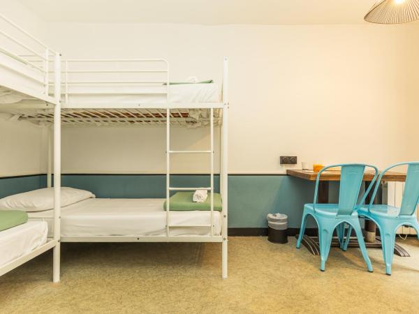 Young and Happy Latin Quarter by Hiphophostels : photo 2 de la chambre chambre quadruple avec douche