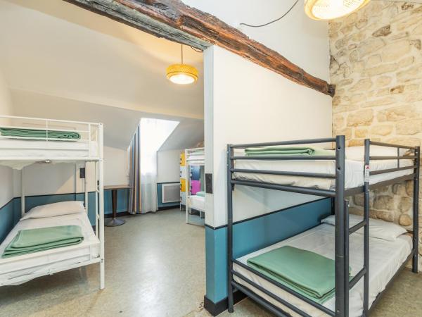 Young and Happy Latin Quarter by Hiphophostels : photo 7 de la chambre lit simple dans dortoir mixte de 6 lits avec salle de bains commune