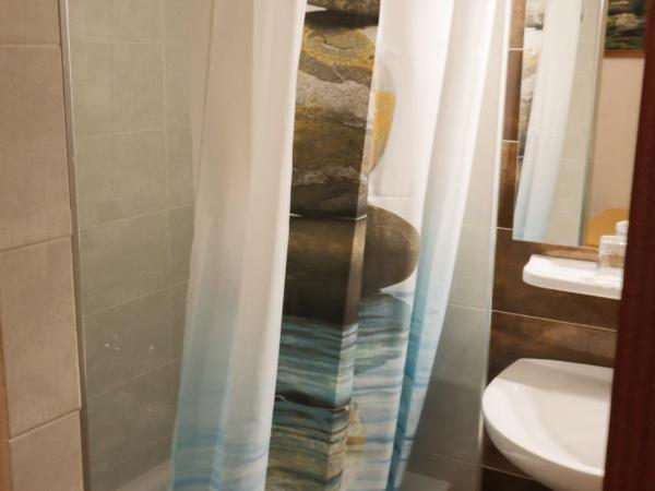 Pension Zurita : photo 5 de la chambre chambre double ou lits jumeaux avec salle de bains commune
