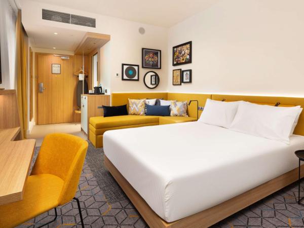 Hampton by Hilton Łódź City Center : photo 5 de la chambre chambre lit queen-size avec canapé-lit - vue sur ville