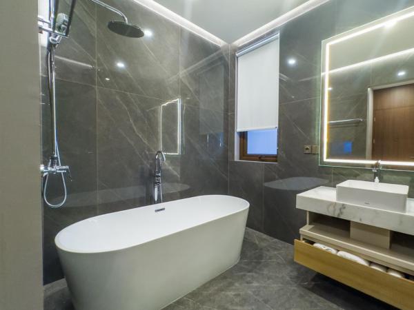Kinaralana Hotel Yogyakarta : photo 3 de la chambre suite lit queen-size