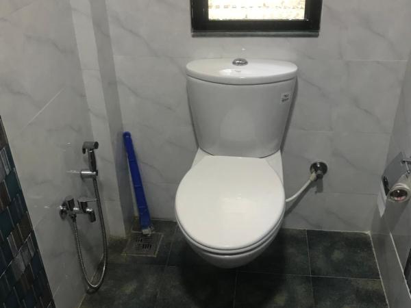 JOY HOSTEL - Digital Nomads Hostel & PG - Koregaon Park : photo 1 de la chambre chambre lits jumeaux avec salle de bains privative