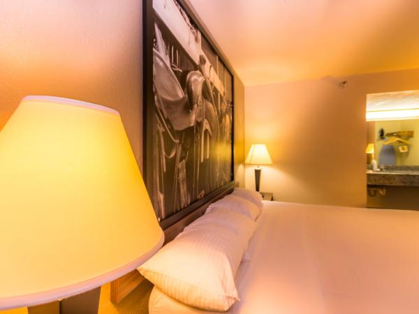 Super 8 by Wyndham Oklahoma Airport Fairgrounds West : photo 1 de la chambre chambre lit queen-size accessible aux personnes à mobilité réduite - non-fumeurs