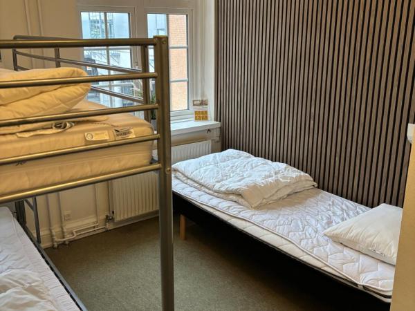 Danhostel Odense City : photo 10 de la chambre chambre triple avec salle de bains privative
