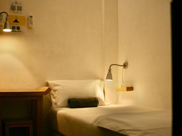 T-Boutique Hostel - Hua Lamphong : photo 1 de la chambre chambre simple avec salle de bains commune