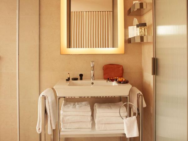 Mondrian Bordeaux Les Carmes : photo 3 de la chambre chambre lit king-size deluxe avec terrasse 