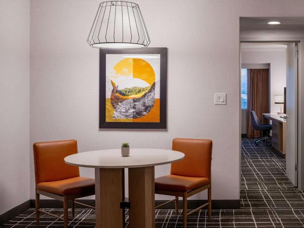 Doubletree Suites by Hilton Salt Lake City : photo 1 de la chambre suite 1 chambre lit king-size avec canapé-lit