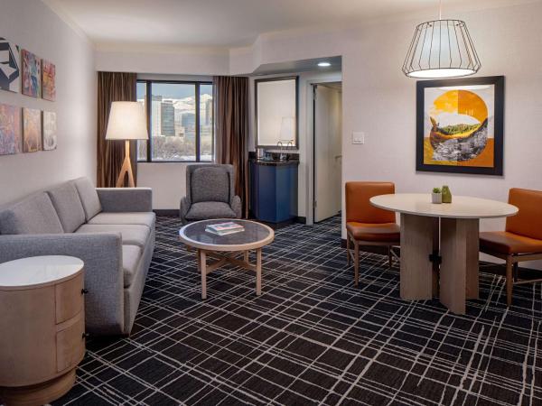 Doubletree Suites by Hilton Salt Lake City : photo 1 de la chambre one-bedroom corner king suite with sofa bed
