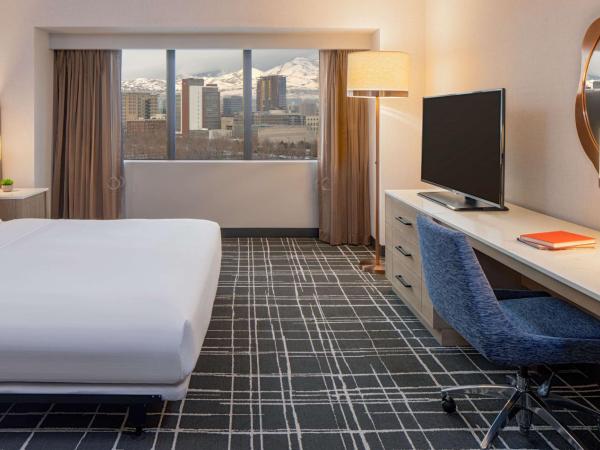 Doubletree Suites by Hilton Salt Lake City : photo 3 de la chambre suite 1 chambre lit king-size avec baignoire accessible aux personnes à mobilité réduite