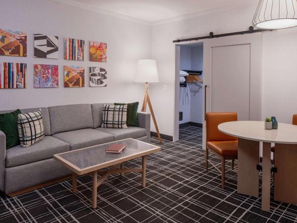 Doubletree Suites by Hilton Salt Lake City : photo 3 de la chambre queen suite with roll-in shower - mobility accessible