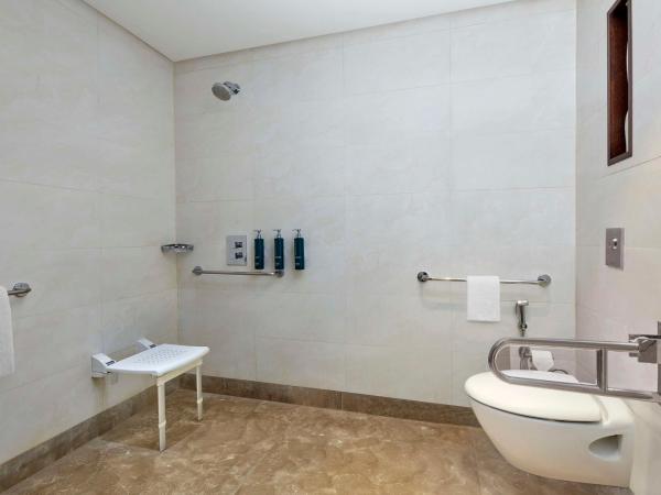 DoubleTree by Hilton Gurugram Baani Square : photo 5 de la chambre chambre lit king-size - accessible aux personnes à mobilité réduite