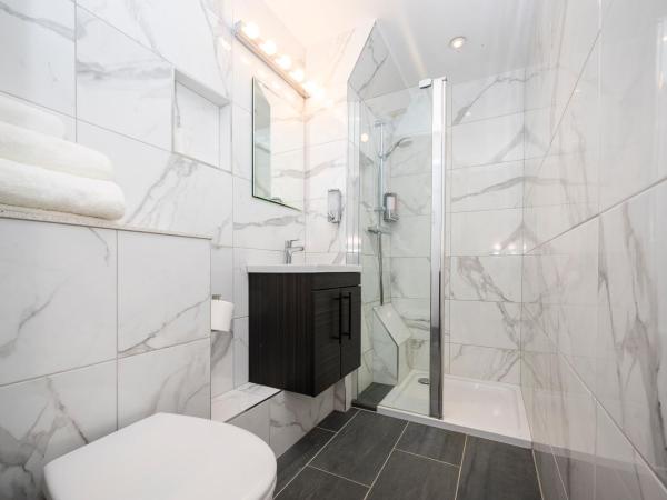 Mentone Hotel : photo 5 de la chambre chambre quadruple avec salle de bains privative