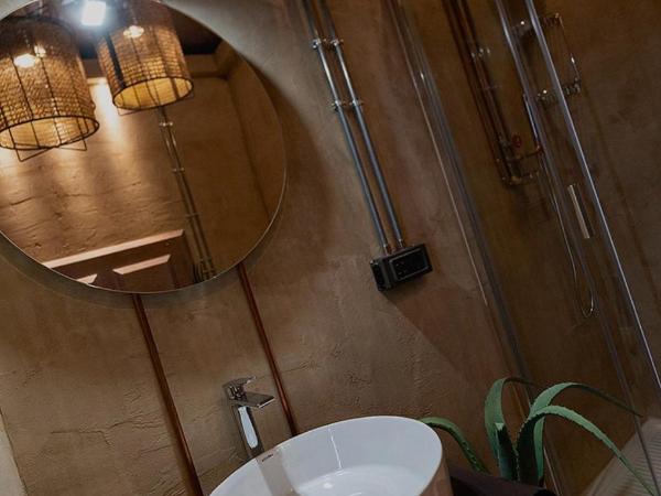 Hostel 7 : photo 2 de la chambre chambre supérieure française avec salle de bains commune