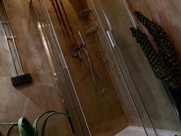 Hostel 7 : photo 1 de la chambre chambre double ou lits jumeaux supérieure avec salle de bains commune