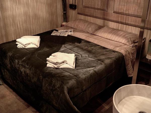 Hostel 7 : photo 5 de la chambre chambre double ou lits jumeaux supérieure avec salle de bains commune