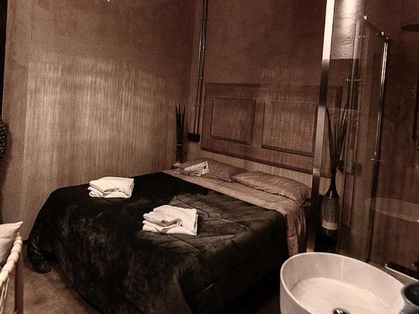 Hostel 7 : photo 3 de la chambre chambre double ou lits jumeaux supérieure avec salle de bains commune