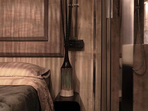 Hostel 7 : photo 2 de la chambre chambre double ou lits jumeaux supérieure avec salle de bains commune