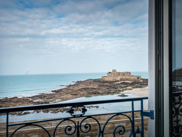 Hôtel France et Chateaubriand : photo 1 de la chambre chambre double ou lits jumeaux supérieure - vue sur mer