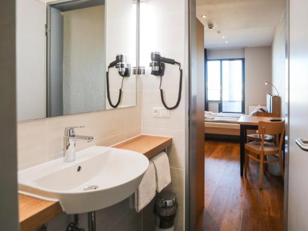 acama Hotel & Hostel Kreuzberg : photo 6 de la chambre chambre double ou lits jumeaux