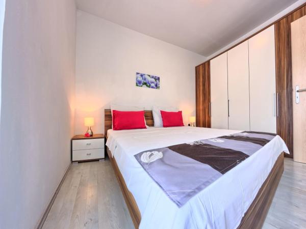 Apartments CVITA Holiday : photo 4 de la chambre appartement 2 chambres confort avec terrasse - vue sur jardin