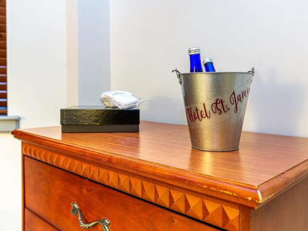 Hotel St. James : photo 4 de la chambre chambre lit queen-size