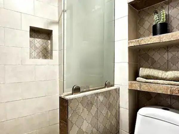 #1-Rooftop Garden-7 Bedrooms-9 Beds-3 Kitchens : photo 4 de la chambre chambre double - vue sur parc