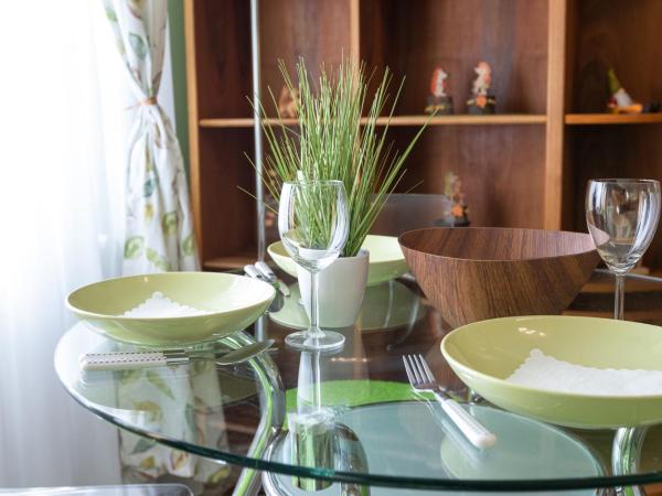 Balaton Fantasy Villa : photo 4 de la chambre chambre lit king-size - vue sur lac