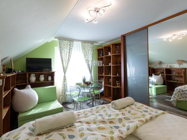Balaton Fantasy Villa : photo 5 de la chambre chambre lit king-size - vue sur lac