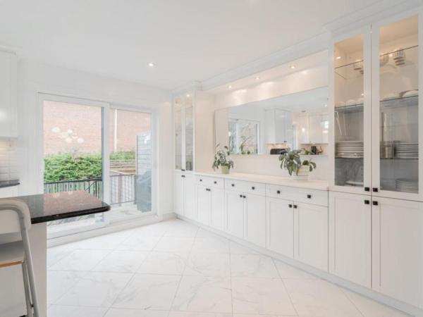 Beautiful Luxury Shared Home in Montreal : photo 9 de la chambre chambre quadruple avec salle de bains privative