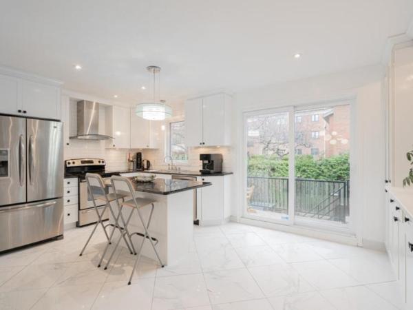 Beautiful Luxury Shared Home in Montreal : photo 8 de la chambre chambre quadruple avec salle de bains privative