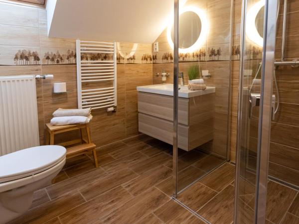 Balaton Fantasy Villa : photo 10 de la chambre chambre lit king-size - vue sur lac