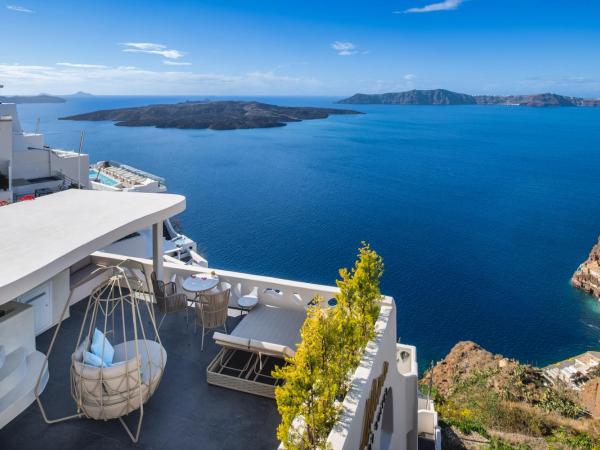 Athina Luxury Suites : photo 4 de la chambre suite grotte lune de miel avec jacuzzis intérieur et extérieur
