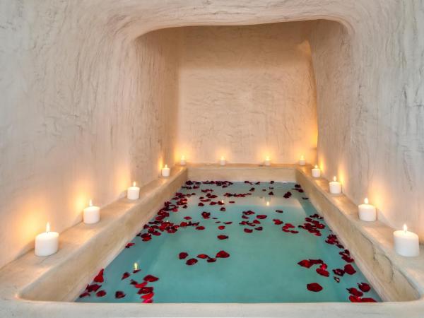 Athina Luxury Suites : photo 5 de la chambre suite grotte lune de miel avec jacuzzis intérieur et extérieur