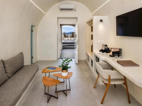 Athina Luxury Suites : photo 1 de la chambre suite grotte lune de miel avec jacuzzis intérieur et extérieur