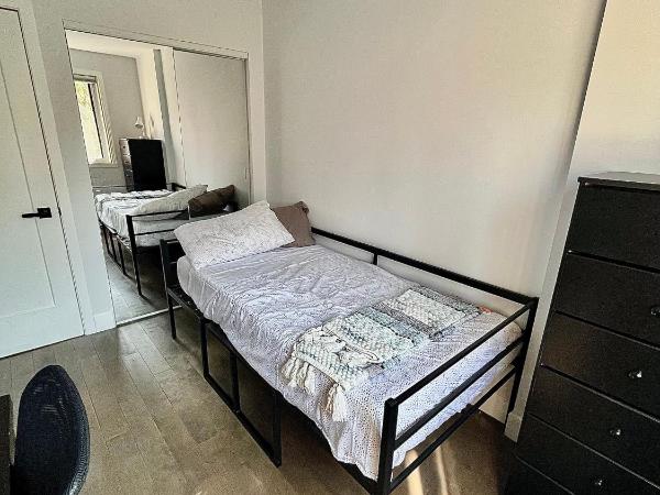 Beautiful Luxury Shared Home in Montreal : photo 2 de la chambre chambre simple - vue sur jardin