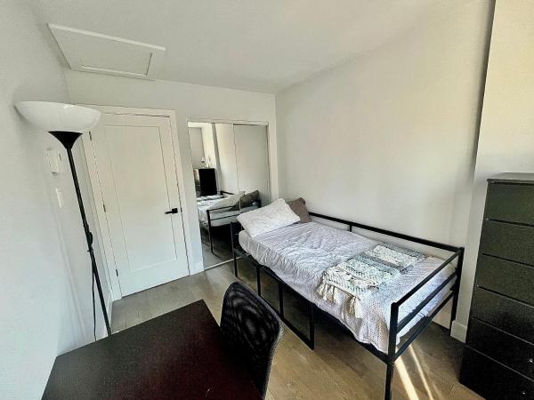 Beautiful Luxury Shared Home in Montreal : photo 3 de la chambre chambre simple - vue sur jardin