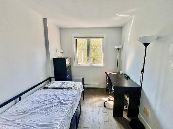Beautiful Luxury Shared Home in Montreal : photo 4 de la chambre chambre simple - vue sur jardin